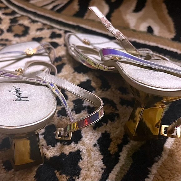 JACQUELINE FERRAR IRIDESCENT STRAPPY SANDALS WITH FLORAL CHARM SIZE 10M - Picture 3 of 4